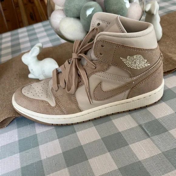 Air Jordan Mid SE - Women’s - Picture 2 of 6